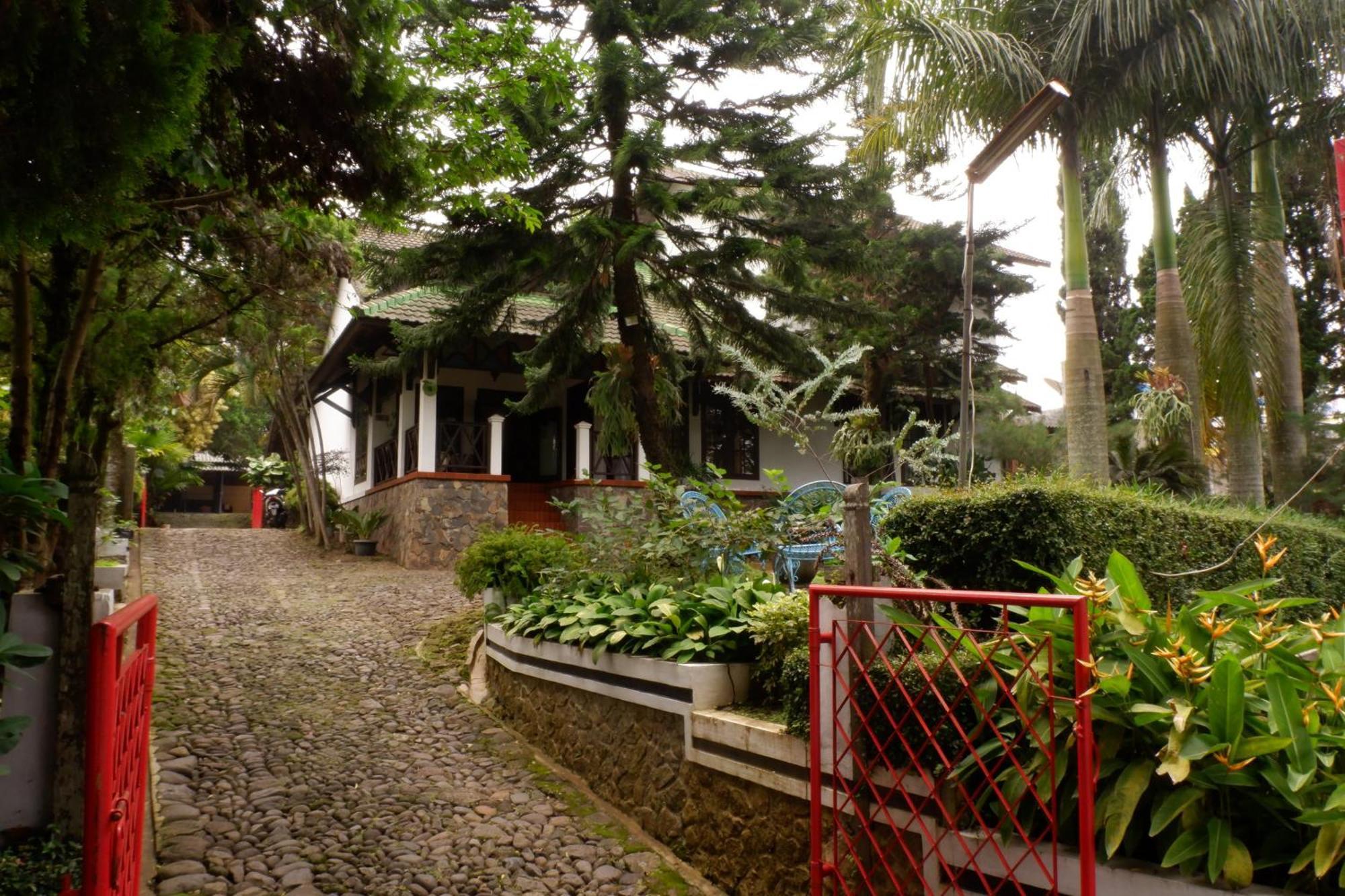 OYO 604 Cemara's Homestay Batu  Luaran gambar